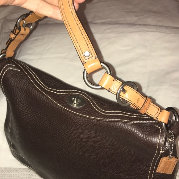 Coach shoulder bag . The clasp sits on top . - Picture 4 of 7